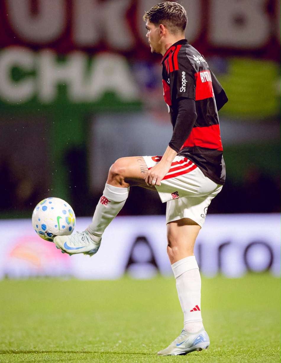 Ayrton Lucas durante Chapecoense x Flamengo