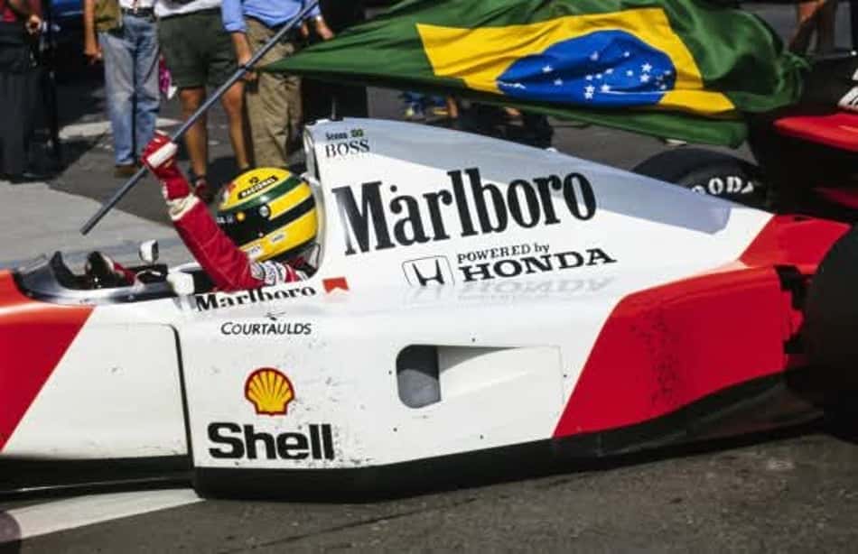 Ayrton Senna balança bandeira do Brasil no GP da Hungria de Fórmula 1 1992