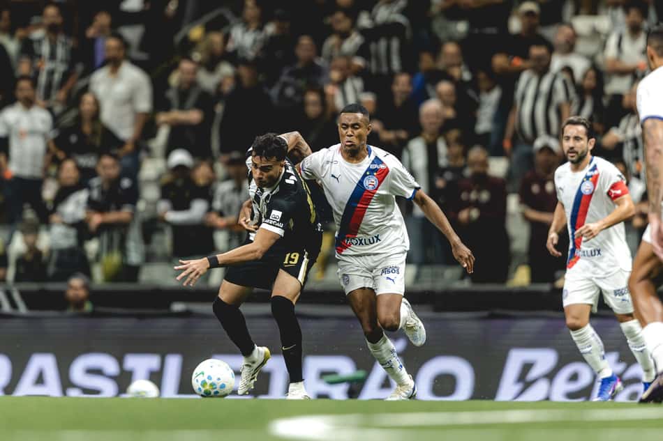 Jogadores disputam a bola