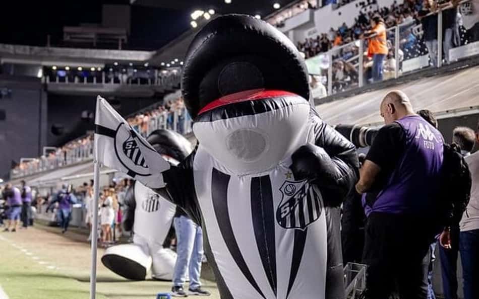 Mascote do Santos em partida do time na Vila Belmiro. (Foto: Raul Baretta/ Santos FC)