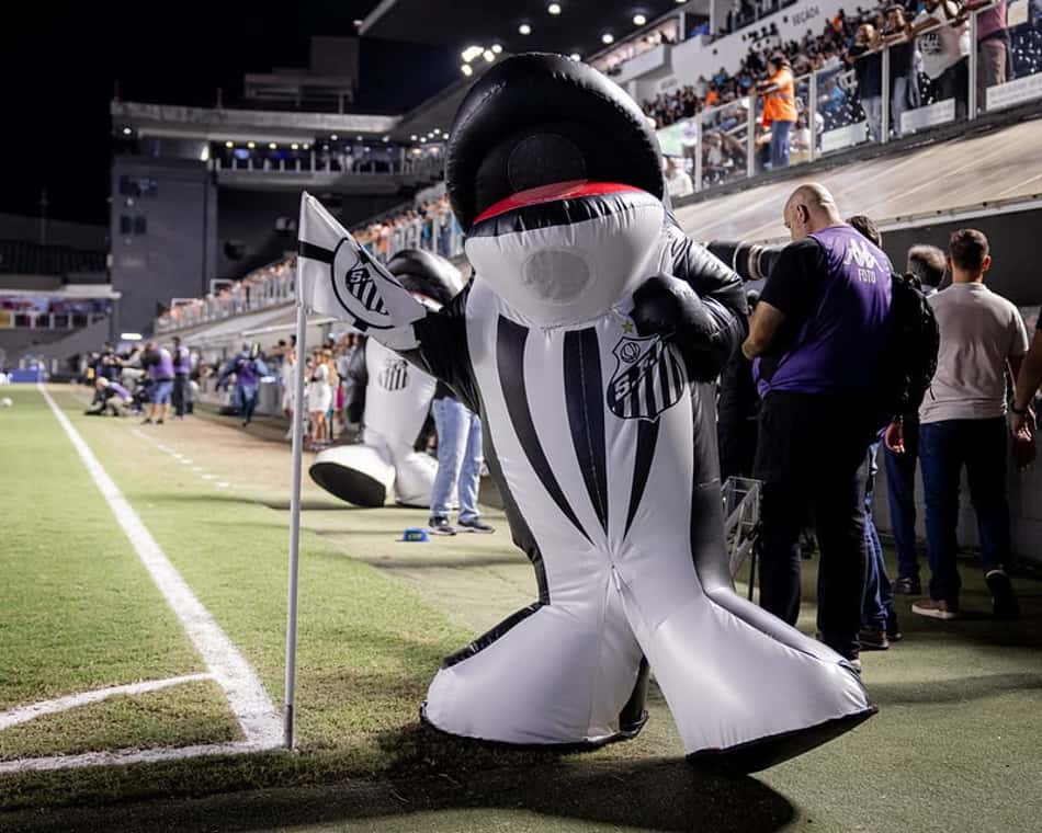 Mascote do Santos em partida do time na Vila Belmiro. (Foto: Raul Baretta/ Santos FC)