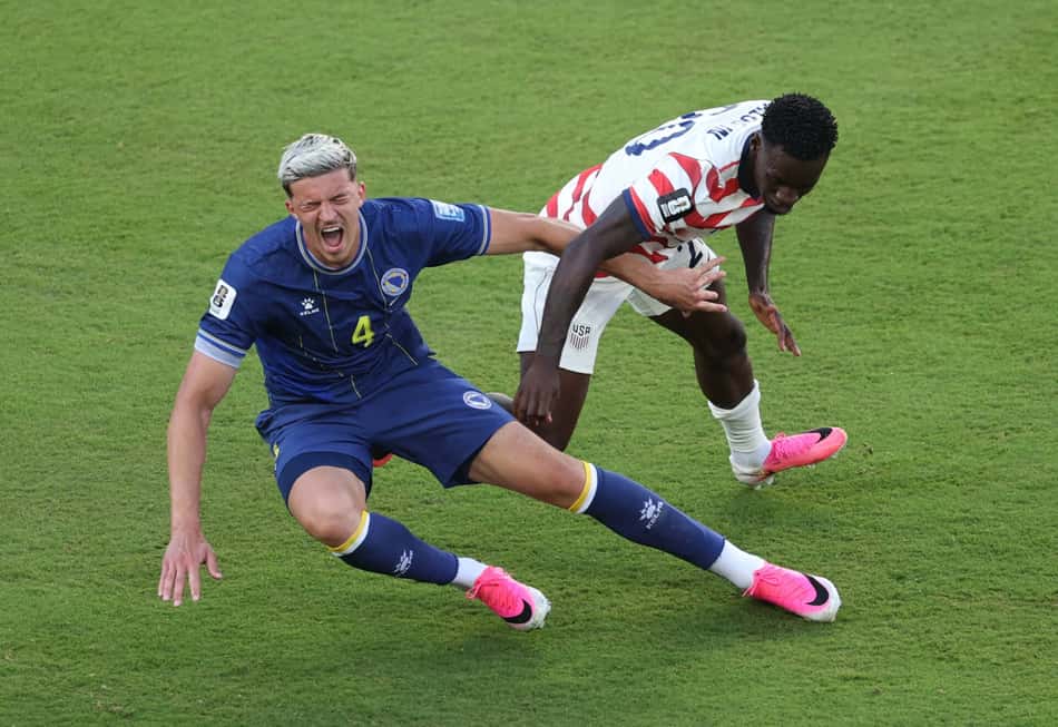 Falta de Balogun no adversário