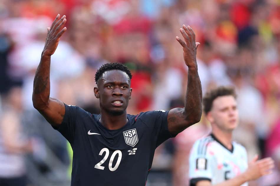 Balogun erguindo os braços