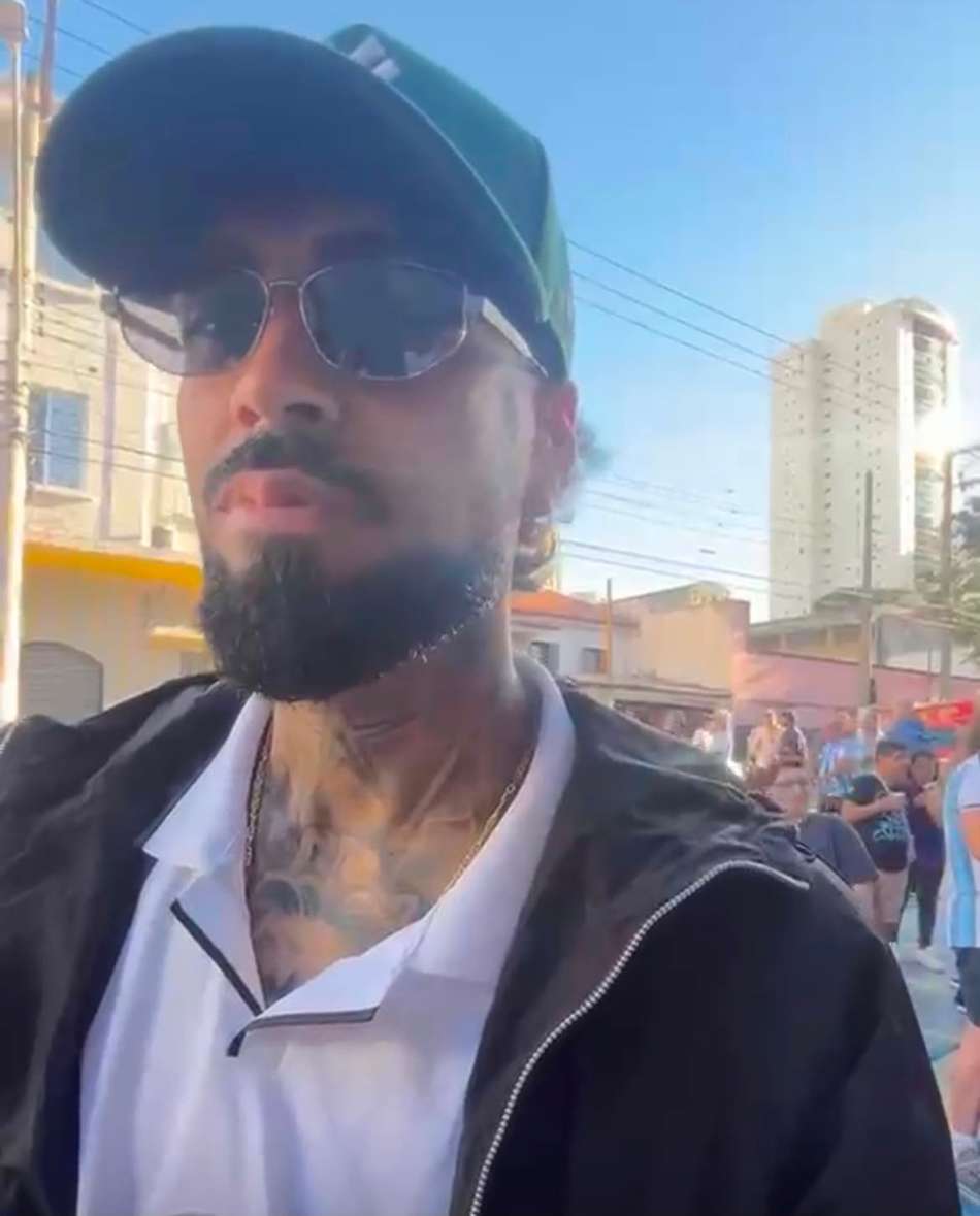Barboza usando óculos escuros