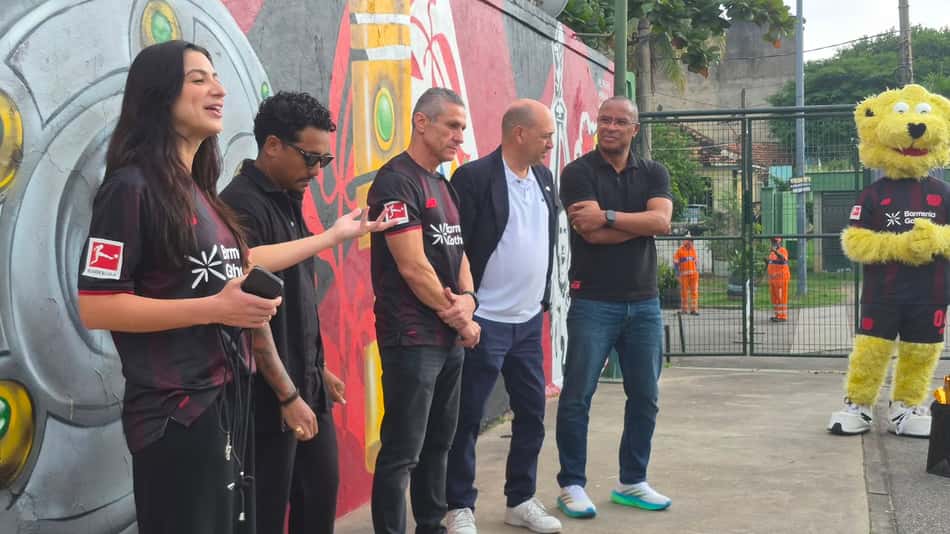 Ação no Parque Madureira com Jorginho, Paulo Sérgio e Fernando Carro, CEO do Bayer Leverkusen. Mascote do clube também aparece na imagem