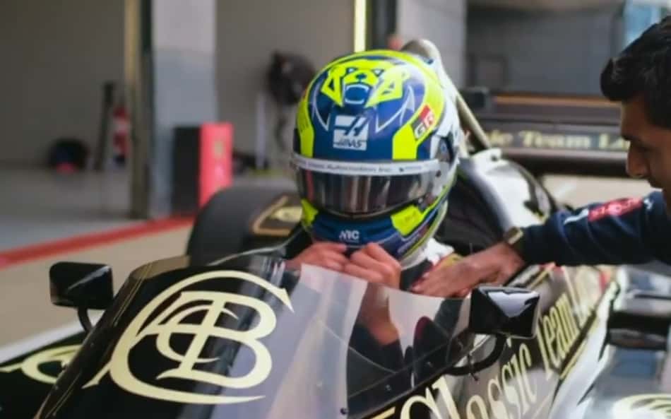 VÍDEO: Piloto da F1 vai às lágrimas após guiar carro da 1ª vitória de Ayrton Senna