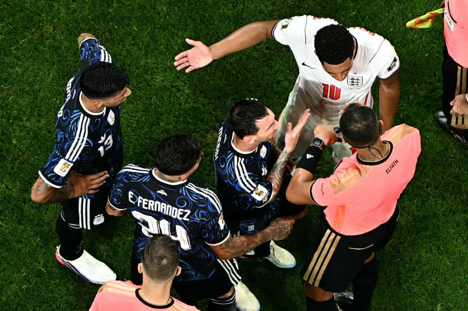 Jogadores discutindo com árbitro em campo