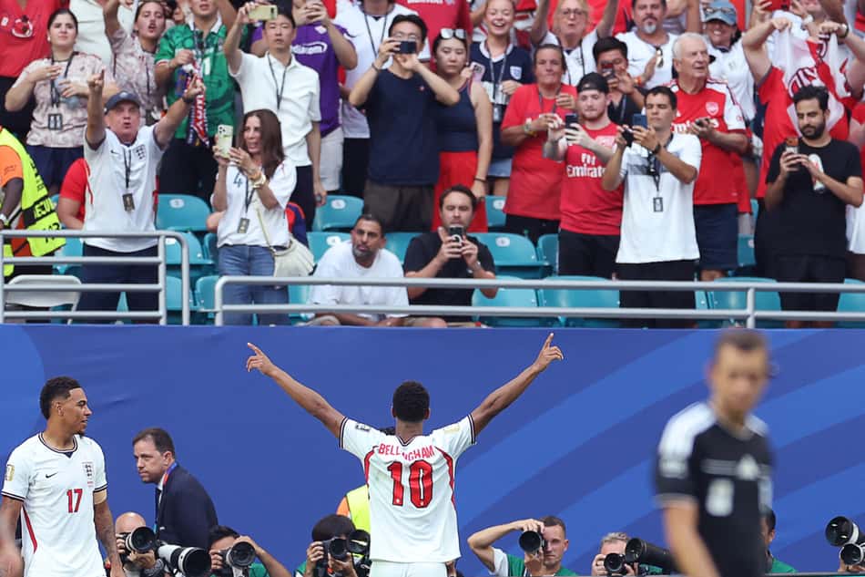 O meio-campista inglês número 10, Jude Bellingham, comemora após marcar seu segundo gol durante o primeiro tempo da prorrogação da partida das quartas de final da Copa do Mundo de 2026 entre Noruega e Inglaterra, no Estádio de Miami, em Miami Gardens