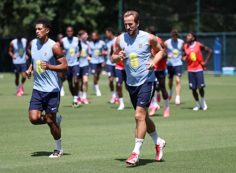 Jude Bellingham e Harry Kane em treino na véspera de Noruega x Inglaterra pela Copa do Mundo