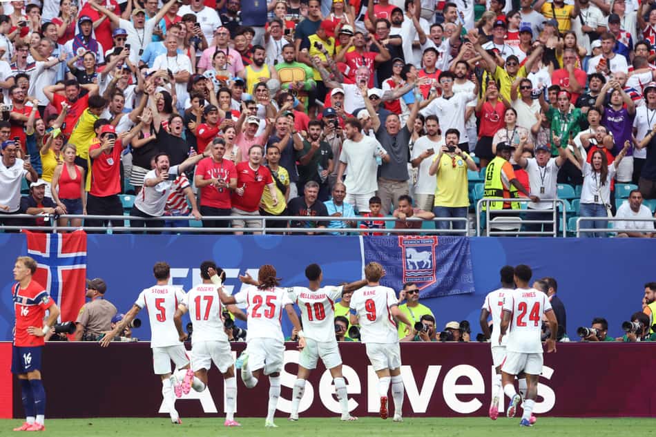 O meio-campista inglês número 10, Jude Bellingham, comemora após marcar seu segundo gol durante o primeiro tempo da prorrogação da partida das quartas de final da Copa do Mundo de 2026 entre Noruega e Inglaterra, no Estádio de Miami, em Miami Gardens