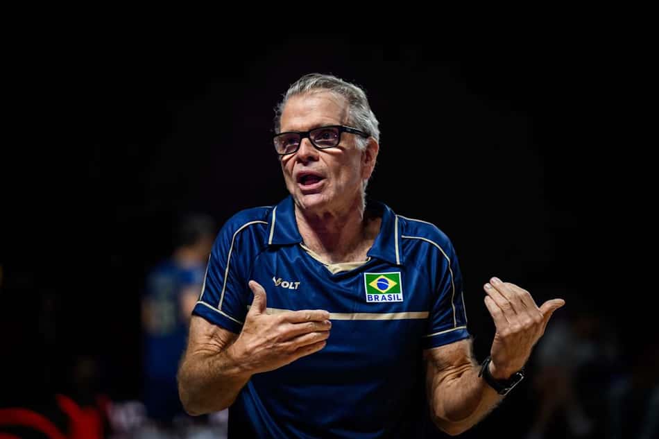 Bernardinho gesticula durante Brasil x Canadá pela semana 2 da VNL 2026