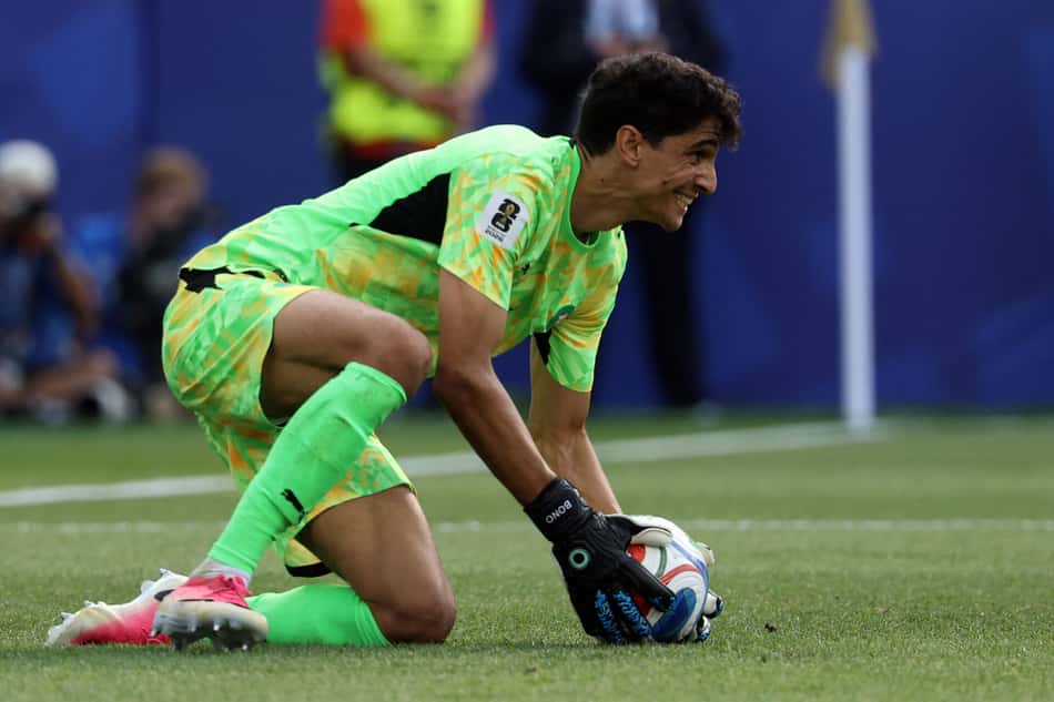 Bounou segura a bola durante a partida das quartas de final da Copa do Mundo de 2026 entre França e Marrocos.