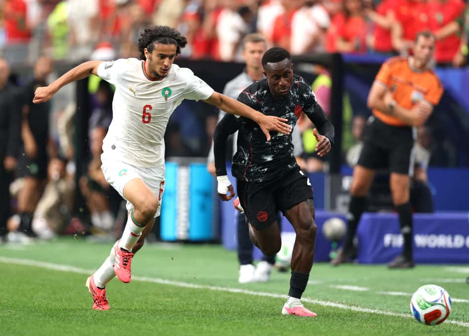 Bouaddi disputa bola com adversa´rio