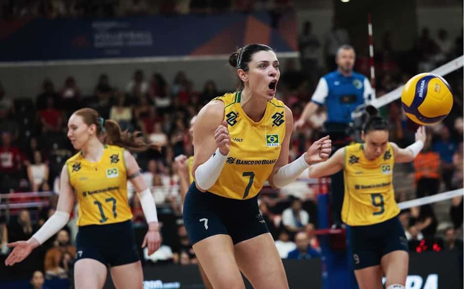 Jogadoras do Brasil comemoram ponto em vitória sobre a Bélgica na VNL