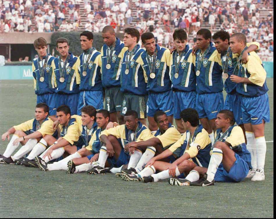Jogadores do Brasil receberam a medalha de bronze em campo, após vitória sobre Portugal