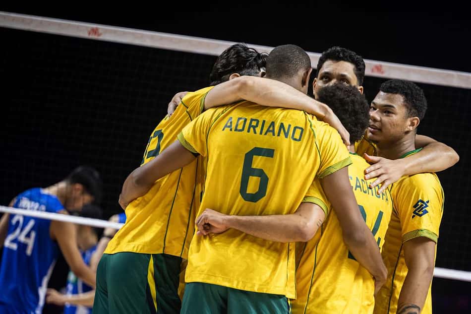 Jogadores da Seleção Brasileira se abraçam na quadra após marcarem ponto contra a China na VNL 2026