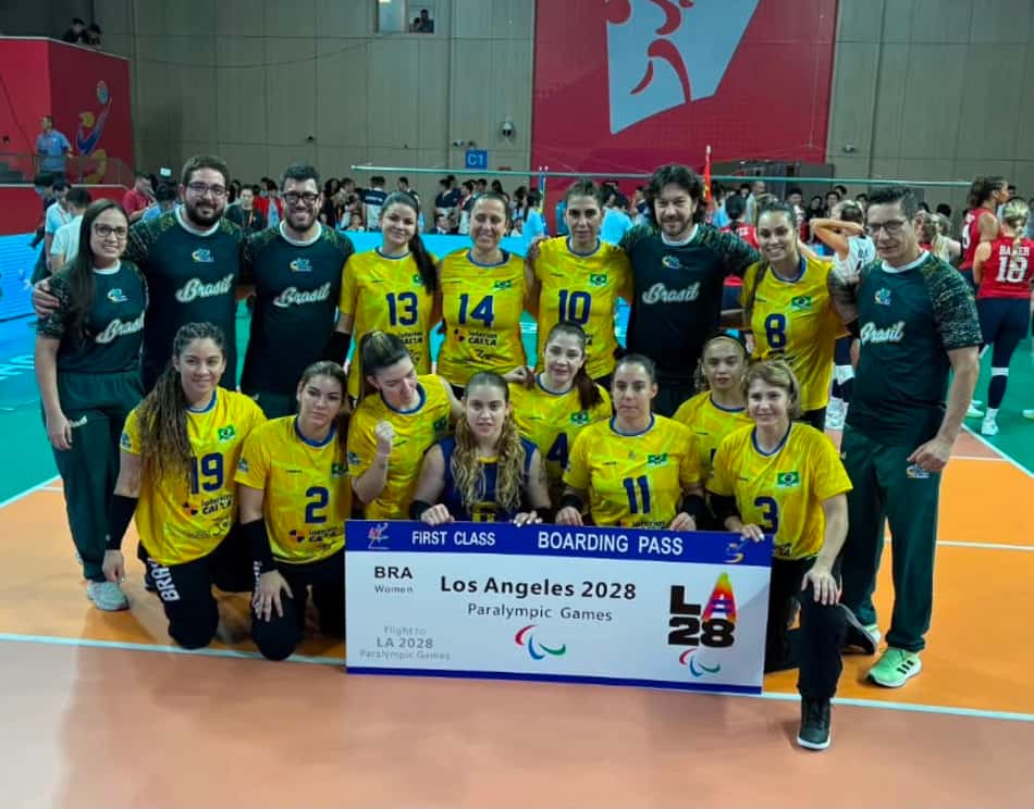 Seleção Feminina de vôlei sentado posa com um passaporte simbólico para os Jogos Paralímpicos de Los Angeles 2028