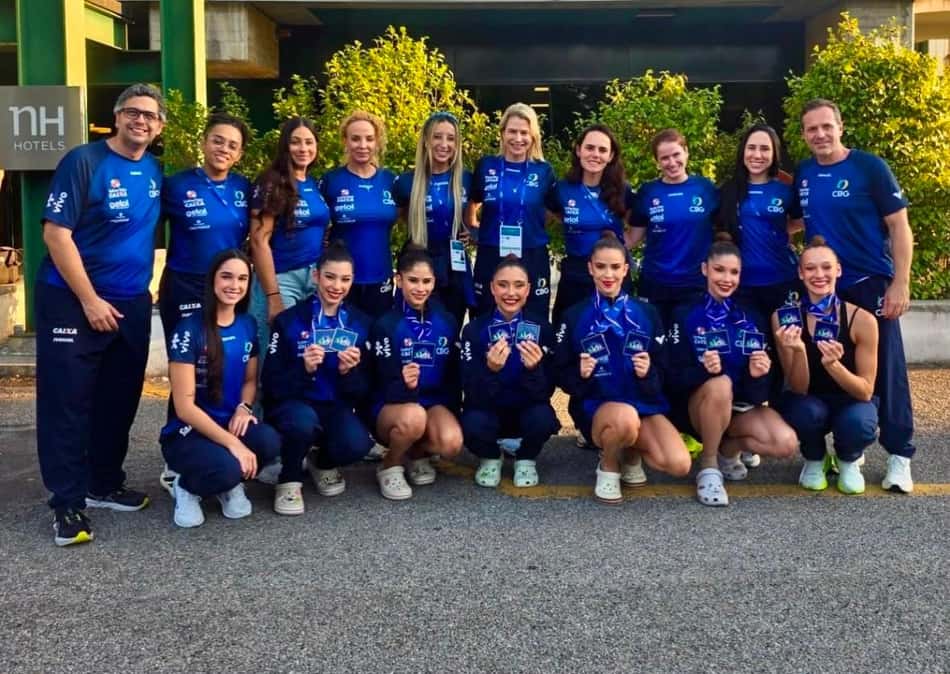 Atletas de ginástica rítmica do Brasil posam para foto com medalhas da etapa de Milão da Copa do Mundo da modalidade
