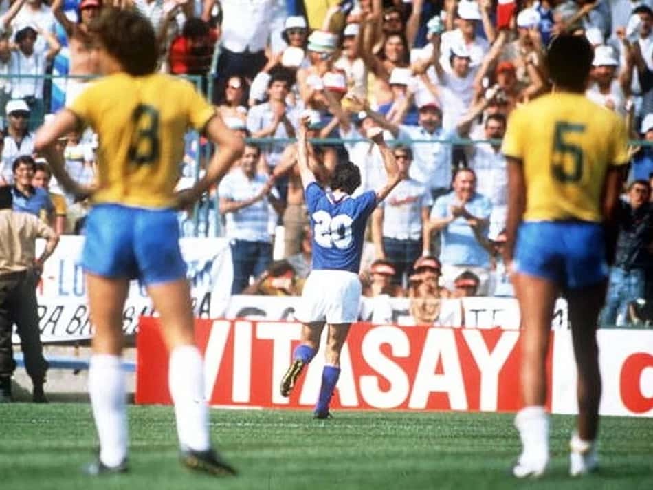 Rossi comemora gol marcado contra o Brasil na Copa do Mundo de 1982