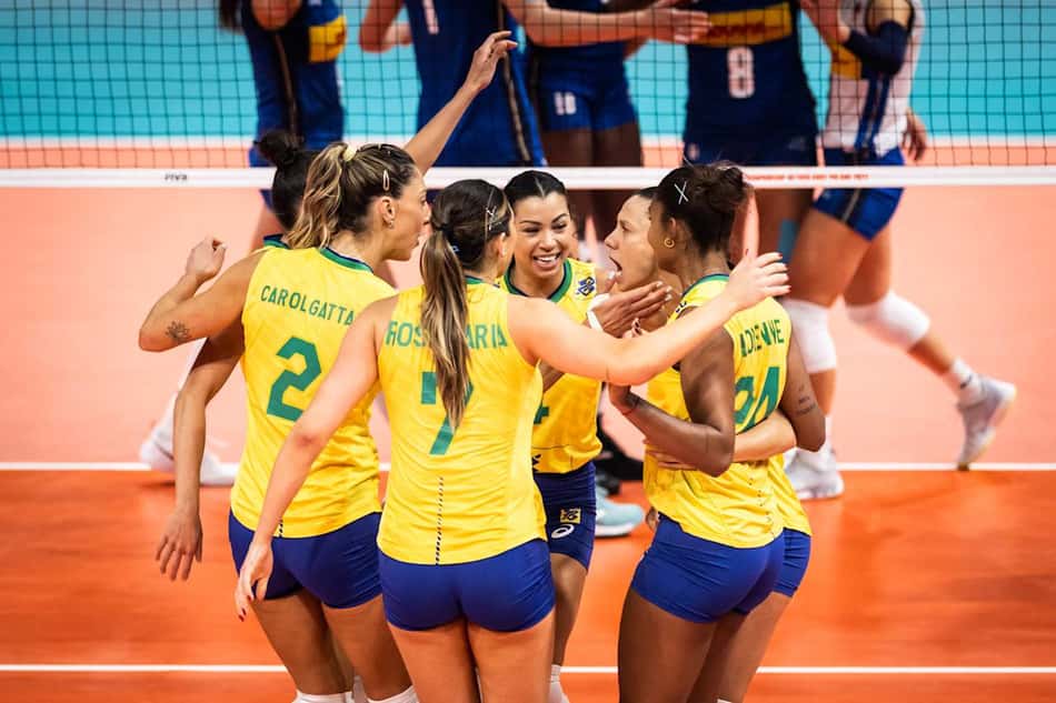 Jogadoras da Seleção Brasileira feminina de vôlei se abraçam na quadra para comemorar ponto marcado na semifinal do Campeonato Mundial, em 2022, contra a Itália