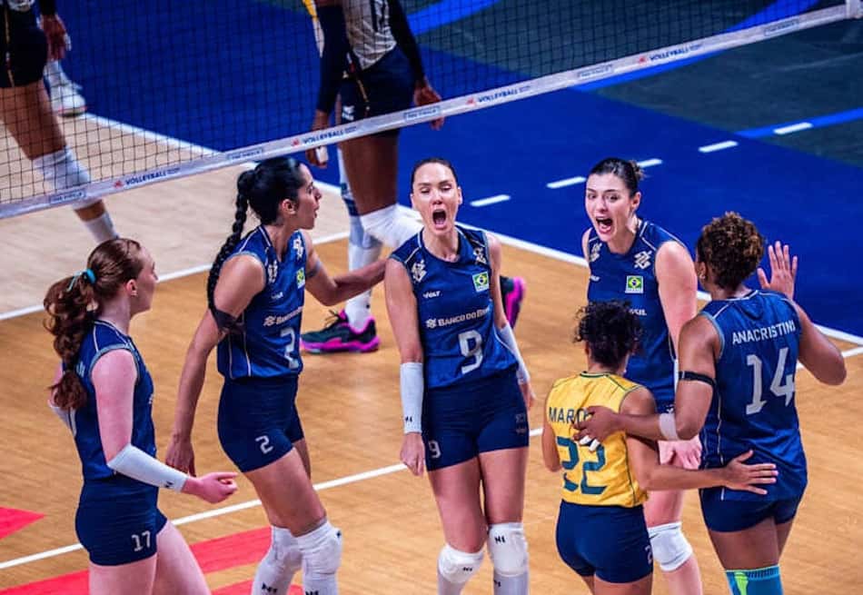 Jogadoras da Seleção Brasileira feminina de vôlei se reúnem no centro da quadra para comemorar ponto marcado contra a Itália na semifinal da VNL 2026