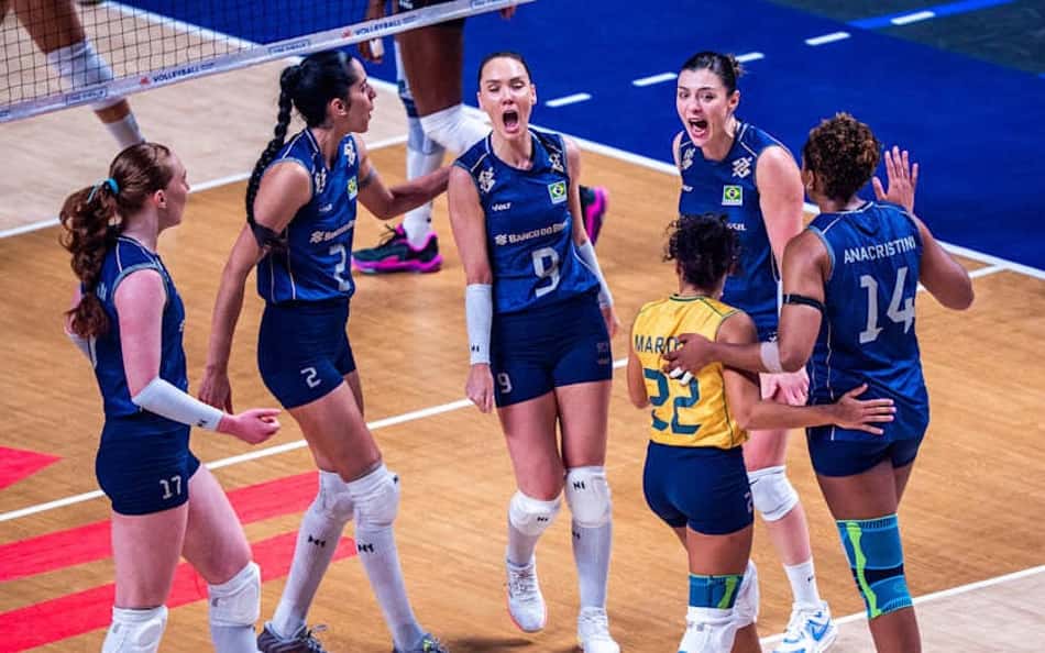 Jogadoras da Seleção Brasileira feminina de vôlei se reúnem no centro da quadra para comemorar ponto marcado contra a Itália na semifinal da VNL 2026