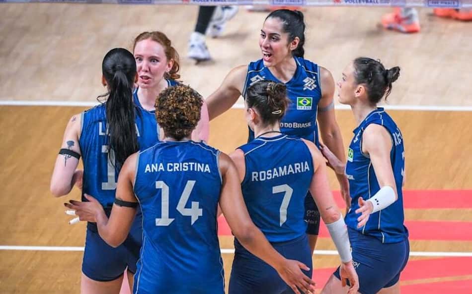 Jogadoras do Brasil se dirigem ao centro da quadra para se abraçar após ponto marcado contra o Japão nas quartas de final da VNL 2026