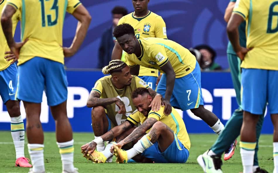 Jogadores do Brasil lamentam eliminação para a Noruega nas oitavas de final da Copa do Mundo