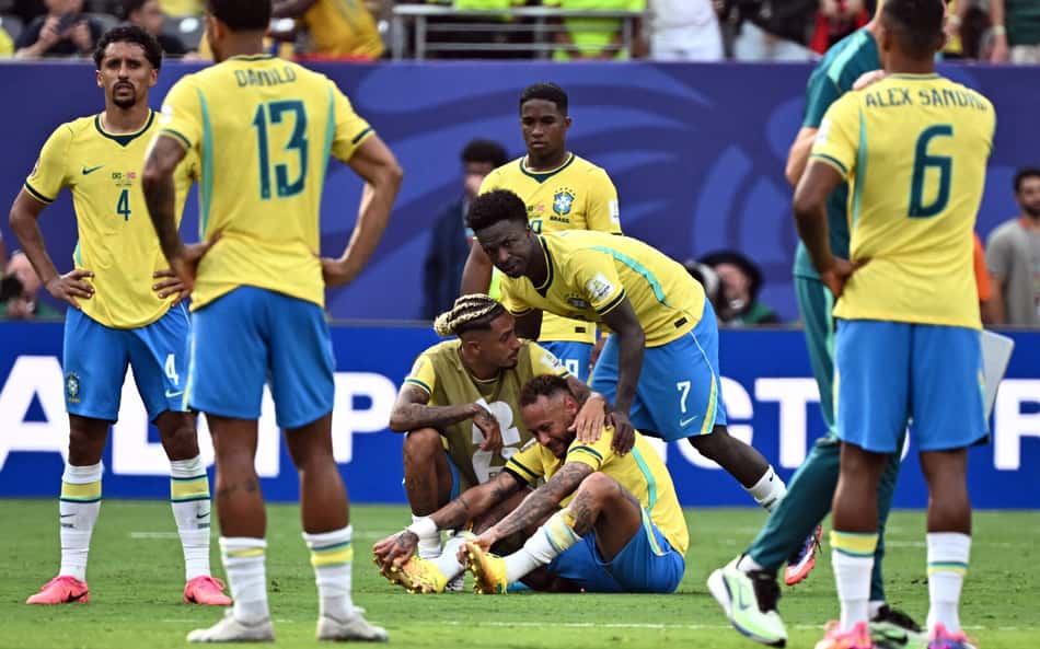 Jogadores do Brasil lamentam eliminação para a Noruega nas oitavas de final da Copa do Mundo