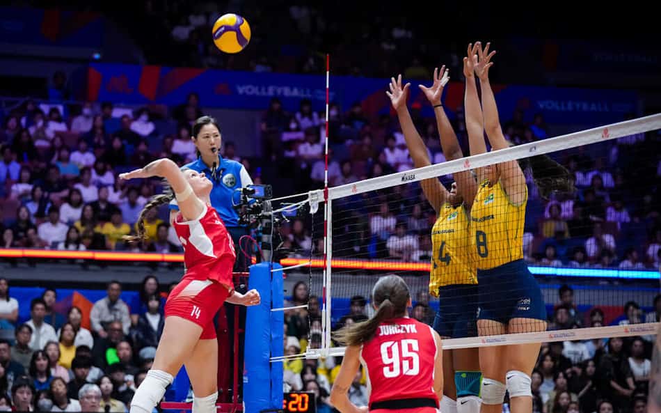 Ana Cristina e Julia Kudiess no bloqueio em Brasil x Polônia na semana 3 da VNL