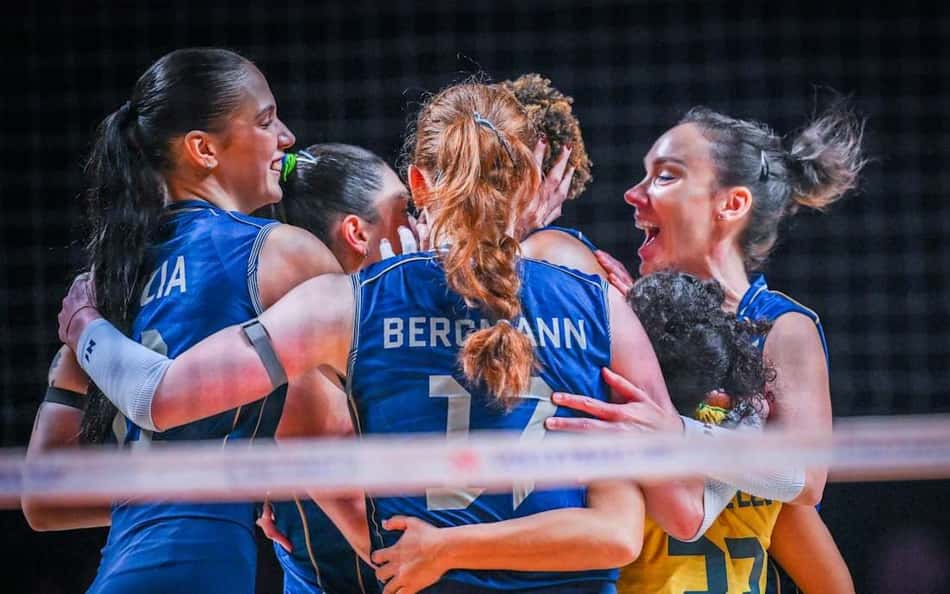 Jogadoras da Seleção Brasileira feminina de vôlei, com uniforme azul, comemoram ponto marcado contra a Turquia na final da Liga das Nações (VNL)