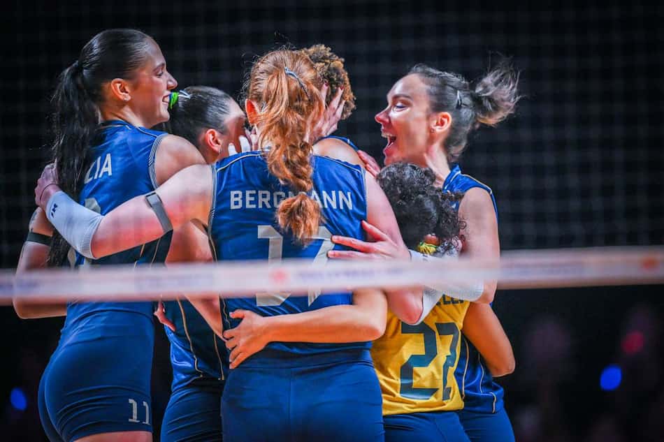 Jogadoras da Seleção Brasileira feminina de vôlei, com uniforme azul, comemoram ponto marcado contra a Turquia na final da Liga das Nações