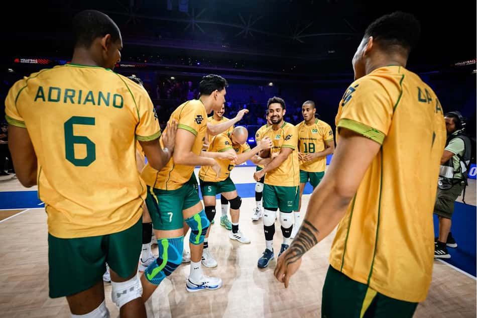 Sorridentes, jogadores da Seleção Brasileira Masculina de Vôlei participam de momento descontraído na quadra após a vitória sobre o Canadá pela VNL 2026