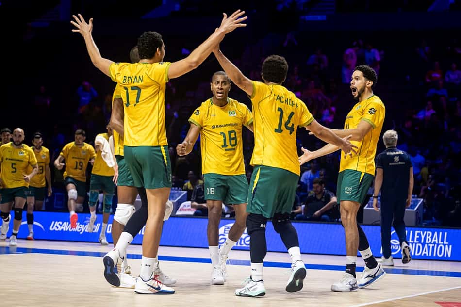 Jogadores da Seleção Brasileira comemoram ponto marcado contra a França em jogo da VNL 2026