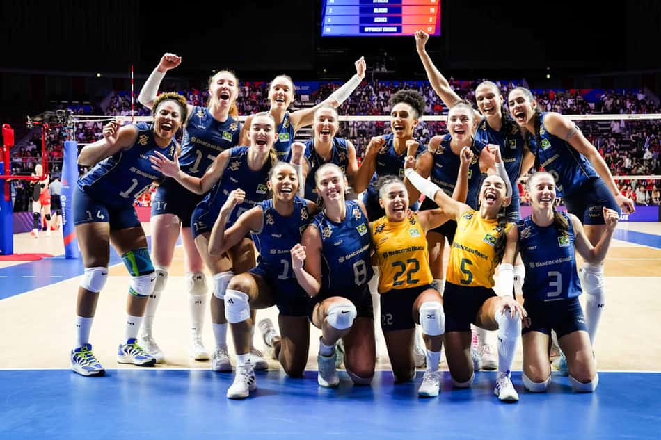 Jogadoras da Seleção Brasileira feminina posam para foto após vitória sobre o Japão na VNL 2026