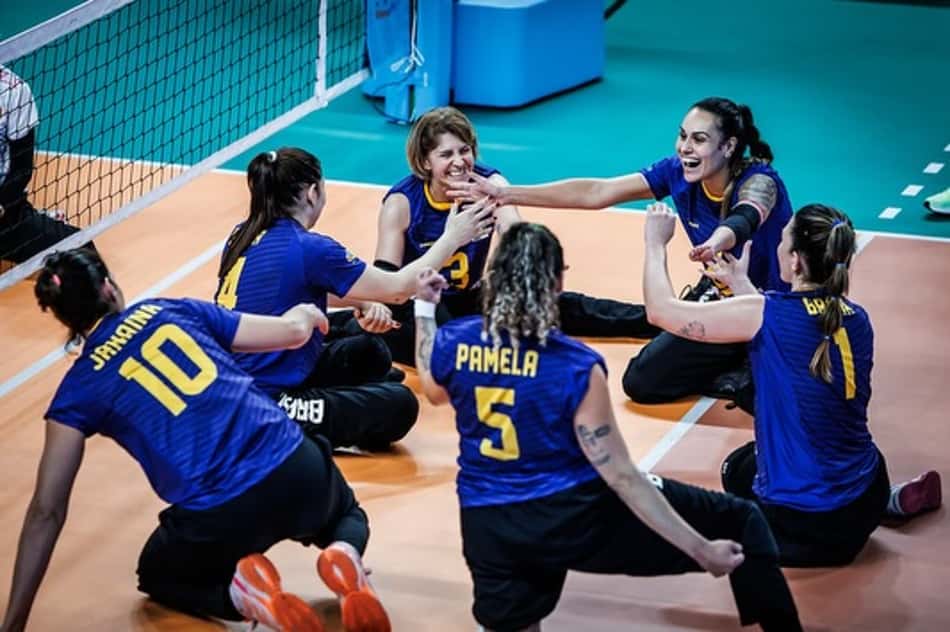 Jogadoras da Seleção Feminina de vôlei sentado comemoram ponto em jogo do Mundial