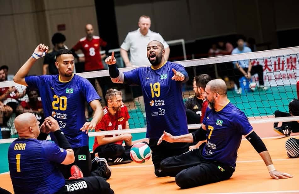 Jogadores da Seleção Masculina de vôlei sentado comemoram ponto em jogo do Mundial