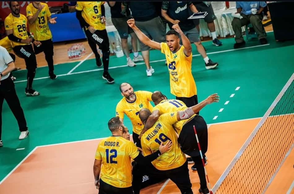 Jogadores da Seleção Masculina de vôlei sentado vibram ao marcar ponto na disputa pela medalha de bronze do Campeonato Mundial da modalidade