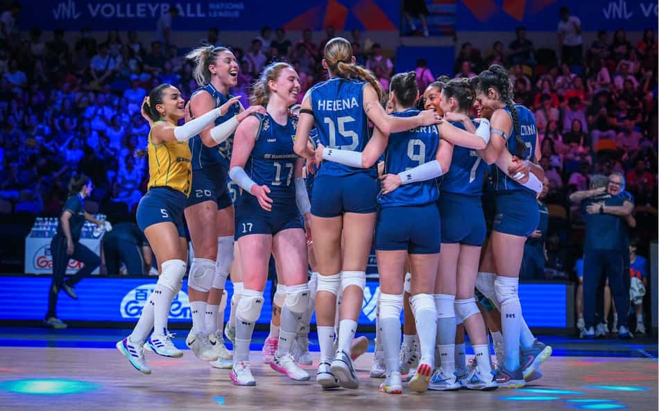 De uniforme azul, jogadoras da Seleção Brasileira de vôlei comemoram vitória sobre o Japão nas quartas de final da VNL
