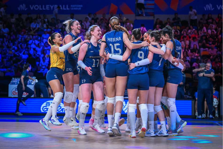 De uniforme azul, jogadoras da Seleção Brasileira de vôlei comemoram vitória sobre o Japão nas quartas de final da VNL