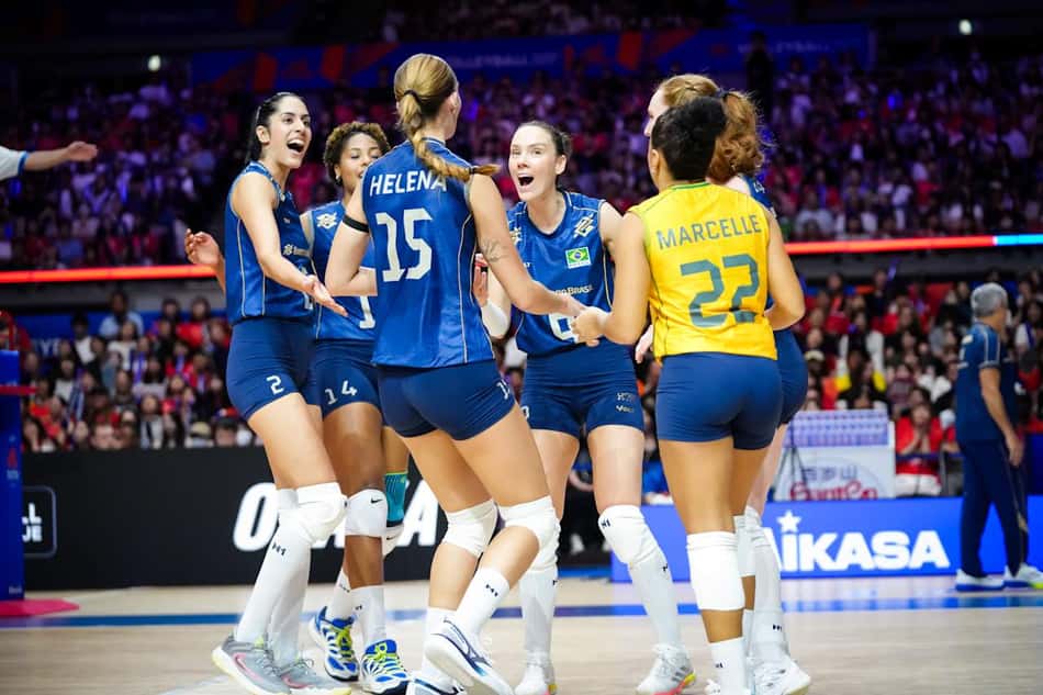 Seleção feminina comemora ponto em vitória sobre o Japão na VNL feminina
