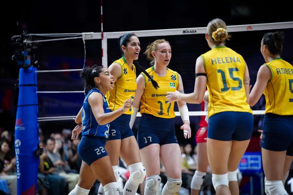 Jogadoras do Brasil comemoram durante vitória sobre a Polônia na VNL