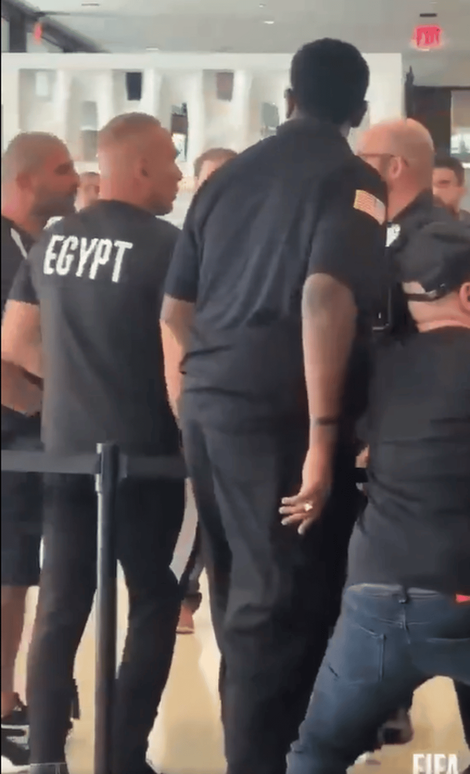 Membros da comissão técnica do Egito se desentenderam com policiais no aeroporto antes de jogo contra Austrália na Copa 