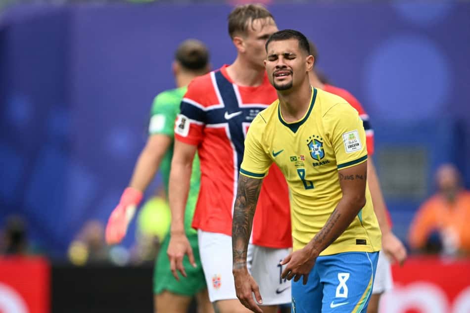 Bruno Guimarães lamenta pênalti perdido pelo Brasil contra a Noruega em partida pelas oitavas de final da Copa do Mundo de 2026 (Foto: MAURO PIMENTEL / AFP)