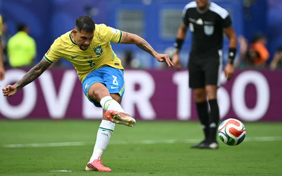 Qual foi a pior cobrança de pênalti da Copa do Mundo? Vote na enquete do Lance!