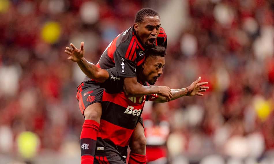 Bruno Henrique comemora gol do Flamengo com Lorran