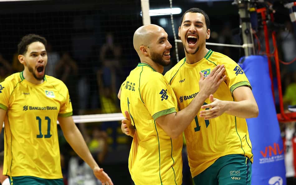 Bryan comemora ponto com Brasília em jogo da Seleção na VNL (Foto: Silvio Avila)
