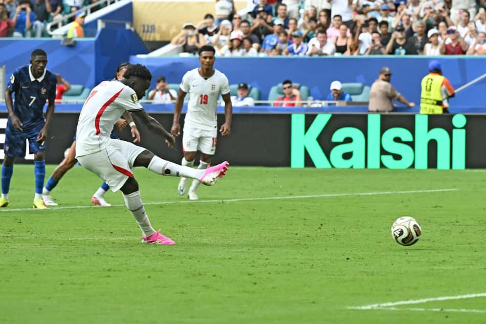 Bukayo Saka bate pênalti em França 4x6 Inglaterra pela Copa do Mundo de 2026