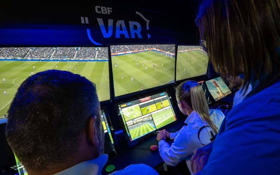 CBF confirma estreia do impedimento semiautomático no Brasileirão neste sábado (25)