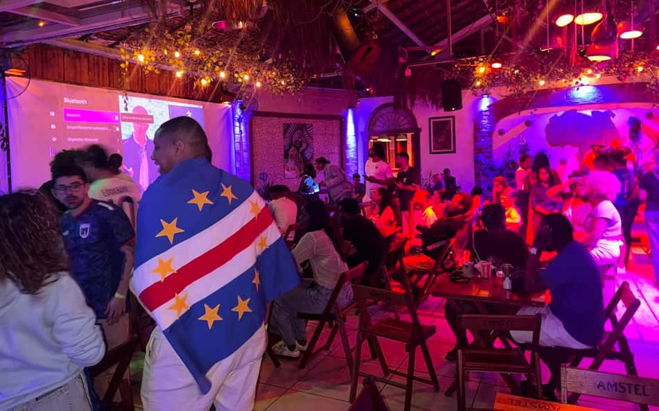 Torcida do Cabo Verde reunida em bar do Rio de Janeiro